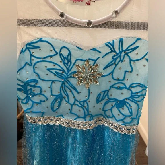 Size 7/8 Elsa Halloween dress with detachable cape and gloves. - Picture 3 of 8